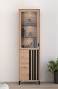 Vitrine | Farbe: Eiche Artisan | 1 Glastür in Holz eingefasst | hoch | schmal | 55 x 40 x 193 cm | 1 Drehtür | fünf Fächer | schwarze Griffe | für Wohnzimmer