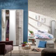 Schlafzimmer - Set B Brus, 3-teilig, Farbe: Weiß / Beton, ein Doppelbett, zwei Nachtkommoden und ein Kleiderschrank, einfaches und modernes Design