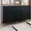 Stabiles Sideboard / Kommode mit vier Fächer Barbe 17, drei Schubladen, Farbe: Schwarz matt, ABS-Kantenschutz, Griffe: Gold, zwei Türen, Maße: 83,5 x 137 x 40 cm, leicht kombinierbar mit anderen Möbeln