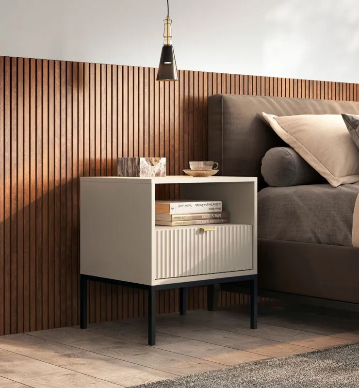 Schlichte Nachtkommode mit einer Schublade Worthing 73, Farbe: Kaschmir, ein Ablagefach, ABS-Kantenschutz, Beine: Schwarz, Front: geriffelt