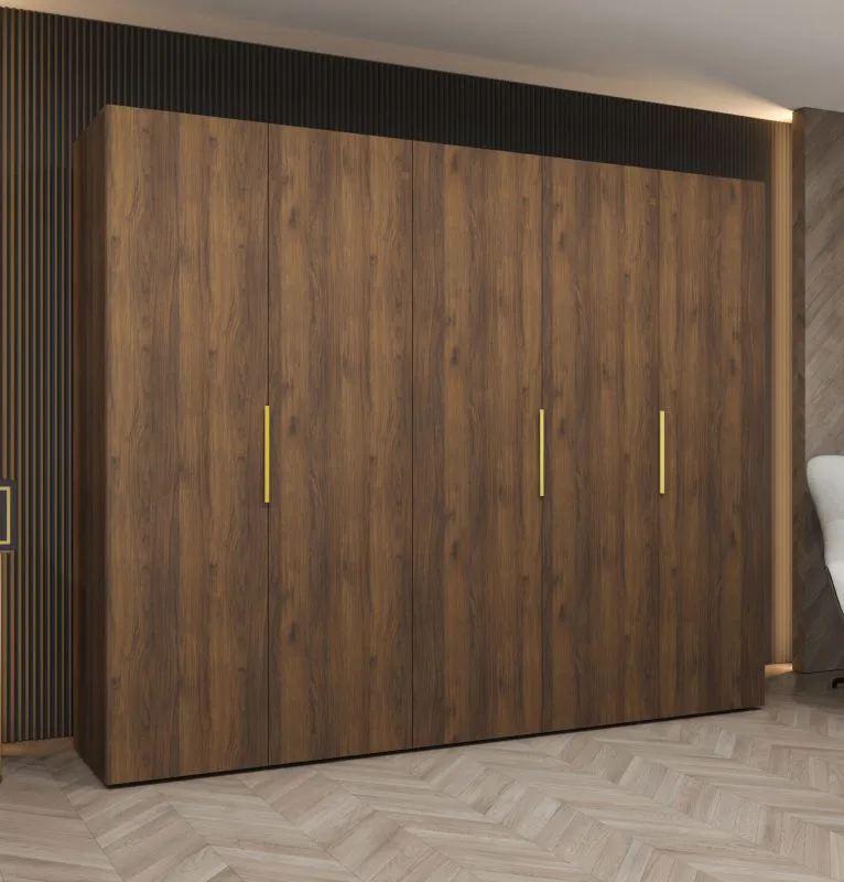 Kleiderschrank / Drehtürenschrank | Farbe: Walnuss | Griffe: Gold | drei Fächer | 2,5 Meter breit | drei Kleiderstangen | Soft-Close-Funktion | fünf Türen