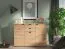 Kommode mit drei Türen Pecini 03, Farbe: Eiche Artisan, zwei Schubladen, Sideboard, acht Fächer, ABS-Kanten, Maße: 95 x 135 x 40 cm, modernes Design