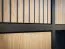 Modernes Wohnzimmer - Set A Jordalsgrenda, 4-teilig, Farbe: Eiche / Schwarz, inkl. LED-Beleuchtung, Push-to-open Funktion, zwei Kommoden, ein TV-Schrank, ein Wandregal