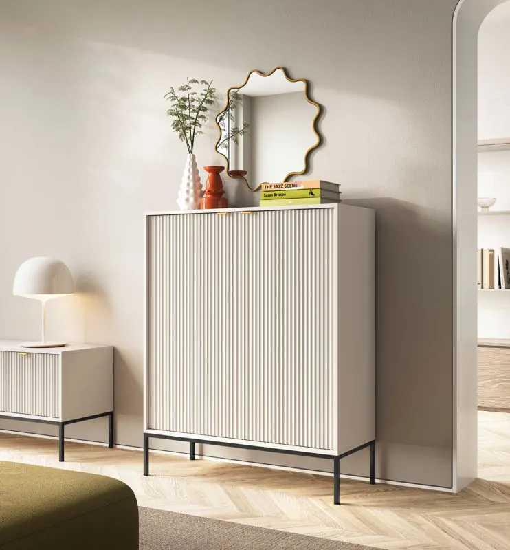 Hohe Kommode mit geriffelter Front Worthing 75, Farbe: Kaschmir, zwei Türen, sechs Fächer, ABS-Kantenschutz, 1 Meter breit, Beine: Schwarz, für Wohnzimmer