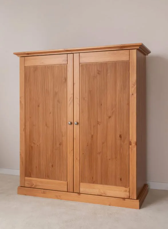 Kleiderschrank | aus massiv finnische Kiefer | Farbe: Eiche | Griffe: Altsilber | Maße: 147 x 129 x 54 cm | zwei Türen | robust | natürliche Maserung