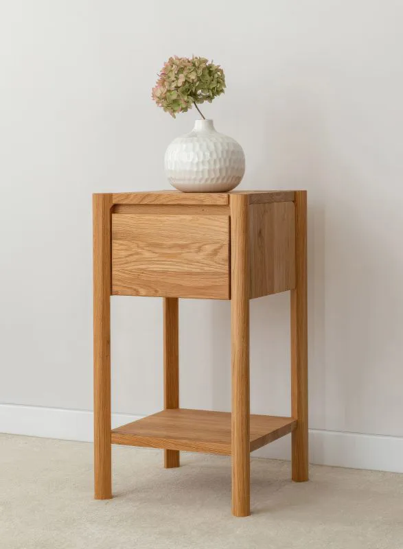 Beistellkommode | Nachtkommode | Massivholz | 1 Schublade | Soft Close System | kleiner Beistelltisch | Eichenholz geölt | 1 Ablagefach | Farbe: Eiche | 33 x 33 x 60 cm | Seille 13 | gefräster Griff