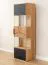 Hängevitrine Rania 16 in Eiche / Schwarz, Massivholz, 142 x 43 x 33 cm, Front aus Stirnholz und Glas, 1 Tür, 4 Böden, 5 Fächer, inkl. LED-Beleuchtung