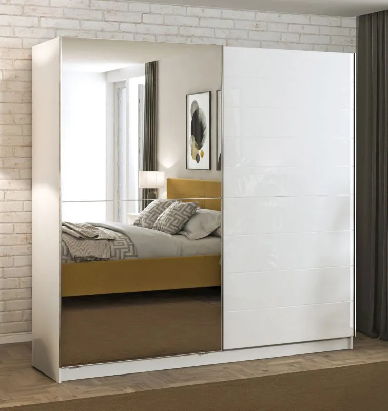 Zweitüriger Schiebetürenschrank mit einem Spiegel Palanka 01, Farbe: Weiß / Weiß Hochglanz, zwei Kleiderstangen, 10 Fächer, Maße: 210 x 217 x 62,5 cm