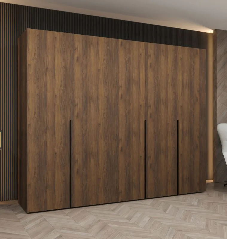 Kleiderschrank / Drehtürenschrank | Farbe: Walnuss | fünf Türen | drei Kleiderstangen | 2,5 Meter breit | drei Fächer | Griffe: Schwarz | Soft-Close-Funktion
