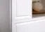 Vitrine Roanoke 02, Farbe: Weiß / Weiß Glanz - Abmessungen: 190 x 55 x 40 cm (H x B x T), mit 1 Tür, 2 Schubladen und 4 Fächern