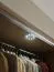 Falttür / Kleiderschrank | Farbe: Beige | Griffe: Schwarz | 3 Schubladen | 3 Kleiderstangen | 175 x 60 x 240 cm | Soft-Close | inkl. LED-Beleuchtung