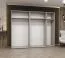 Kleiderschrank mit drei Kleiderstangen Korab 35, 2,5 Meter breit, drei Fächer, fünf Türen, Farbe: Eiche Artisan, Soft-Close-Funktion, Griffe: Kaschmir