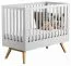 Babybett / Gitterbett Skady 02, Farbe: Weiß / Eiche - Liegefläche: 70 x 140 cm (B x L)