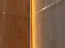 Vitrine | Farbe: Eiche Natur | 1 Tür | Massivholz | Eichenholz geölt | Travertin Stein | inkl. LED-Beleuchtung | 6 Fächer | 68 x 41 x 206 cm